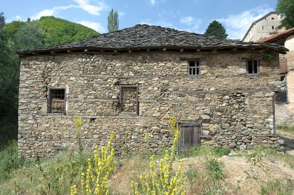 Maison traditionnelle macédonienne en pierre — Photo