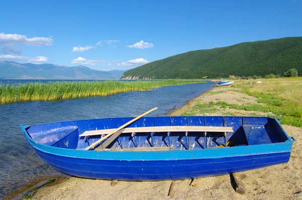Ruderboot auf dem Prespa-See — Stockfoto