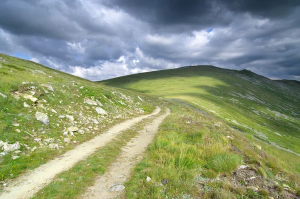 ペリステル国立公園、マケドニア共和国での未舗装の道路 — ストック写真