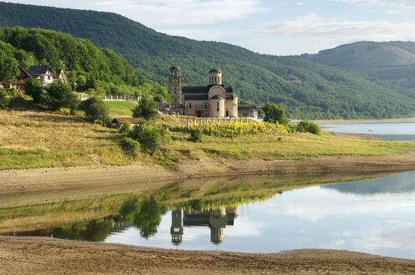 Kilise St. Nicholas üzerinde Mavrovo Gölü Milli Parkı, Cumhuriyeti — Stok fotoğraf