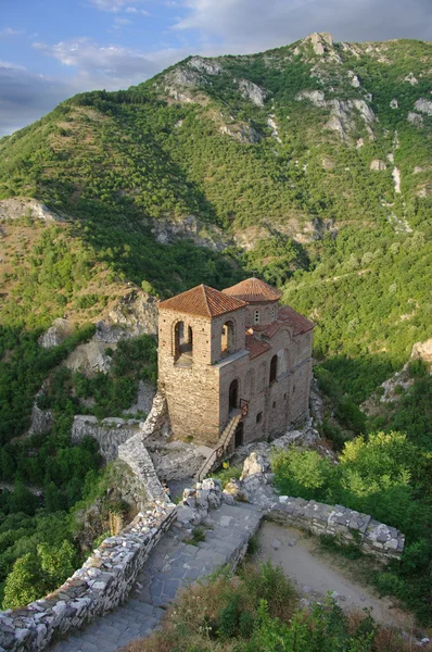 Iglesia de la fortaleza de Assen y las montañas Rhodope, Bulgaria — Foto de Stock