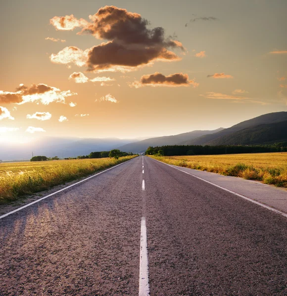 Tramonto sulla strada diritta — Foto Stock