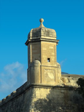 Valletta mavi gökyüzü karşı gözetleme kulesi