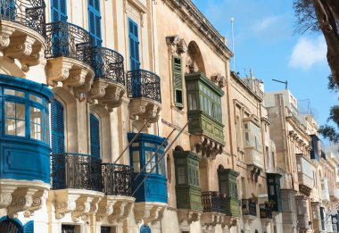 Barok cepheler ve Valletta Caddesi'nde geleneksel balkon