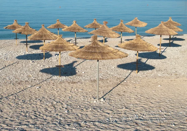 Parasoll på stranden — Stockfoto