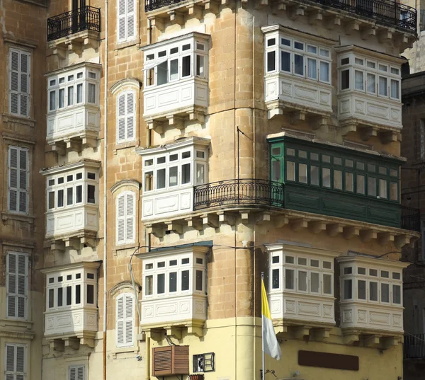 Fachadas barrocas y balcones tradicionales en la calle La Valeta —  Fotos de Stock