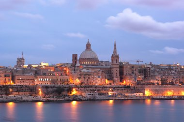 Valletta alacakaranlıkta gece görünümü