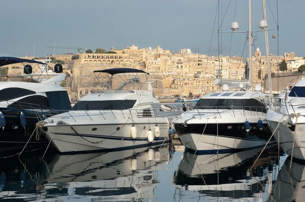 Bateau de luxe mouillé sur Grand Harbour Marina, Malte — Photo