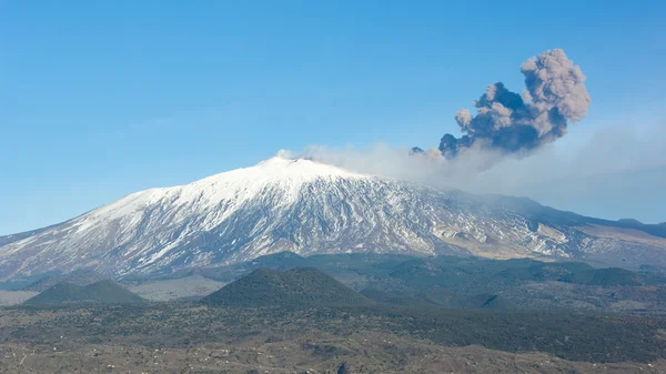 Vulcão Etna e coluna de fumaça — Fotografia de Stock