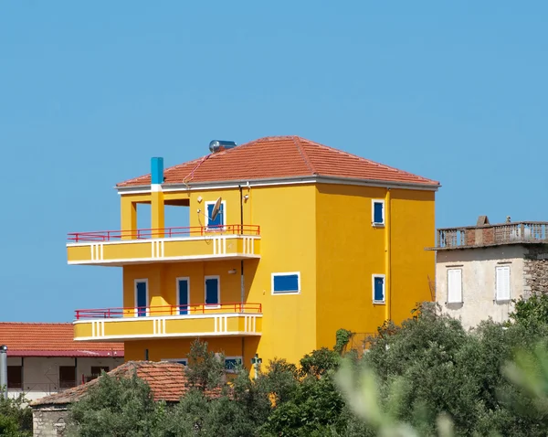 Casa colorata di Albania — Foto Stock