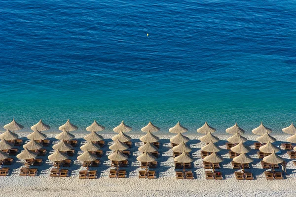 Солнечные зонтики, пляж и море — стоковое фото
