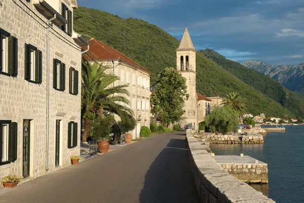 Kotor Bay A lo largo de Stoliv Village, Montenegro —  Fotos de Stock