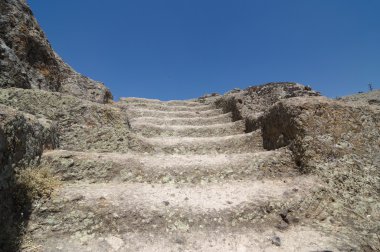 Kayaya oyulmuş adımları