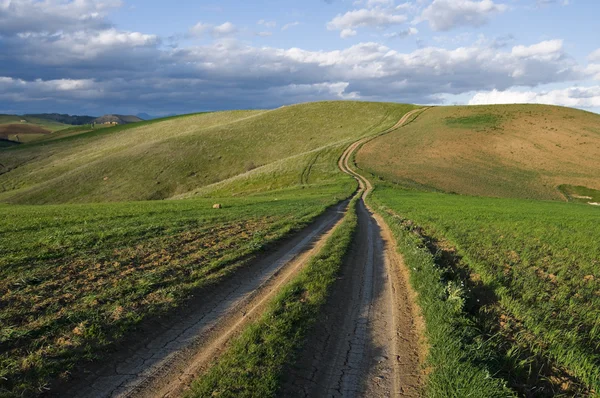 Strada sterrata che conduce sulla cima della collina — Foto Stock