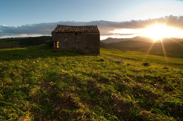 Opuštěné chatrči v západu slunce — Stock fotografie