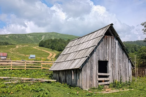 Старий дерев'яний сарай в Чорногорії — стокове фото