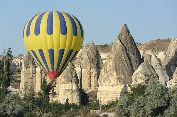 Balloon Over Fairy Chimneys, Cappadocia — 图库照片
