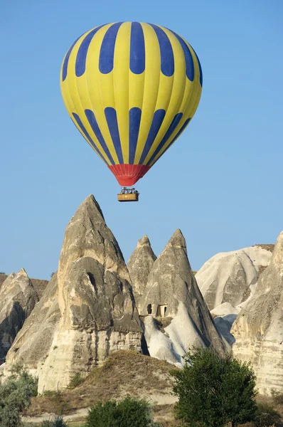 Balloon Over Fairy Chimneys — Stock Photo, Image