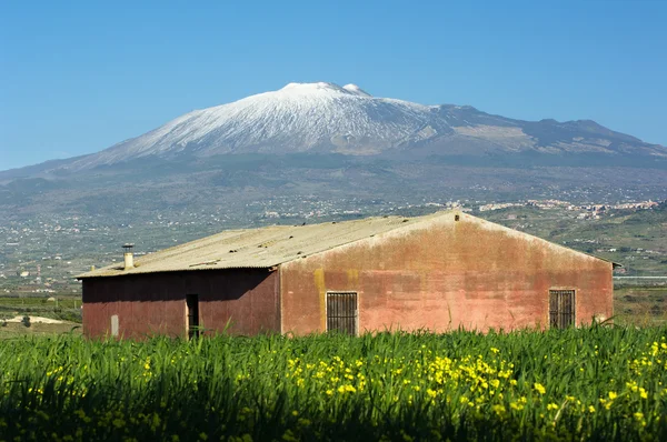 Abandoned barn and Etna — Stock Photo, Image