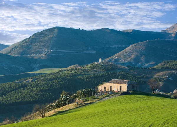 Casa rural y colinas — Foto de Stock