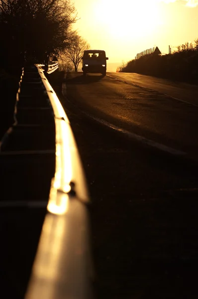 Auto mit eingeschaltetem Licht bei Sonnenuntergang — Stockfoto