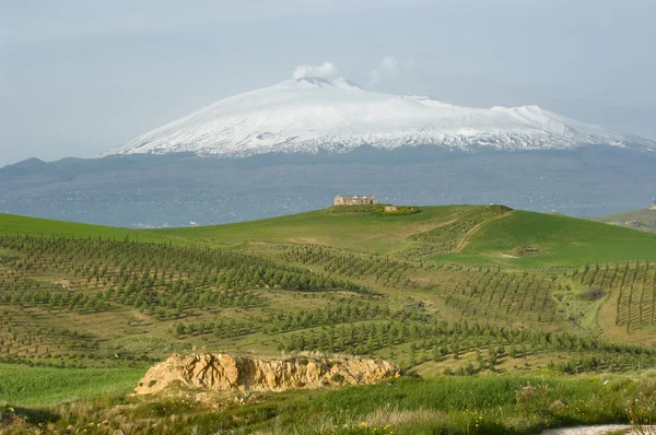 Mount Etna And Farmhouse On The Hill — Stock Photo, Image