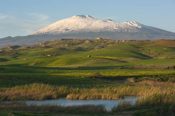 Terras agrícolas e vulcão etna — Fotografia de Stock