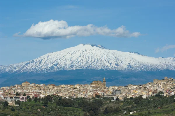 Vista de la aldea siciliana y el volcán Etna —  Fotos de Stock