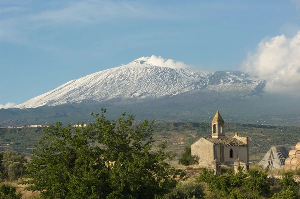 Starej kaplicy i wulkan etna — Zdjęcie stockowe