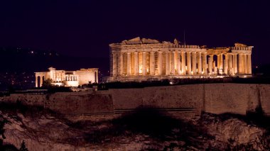 Akropol ve Parthenon görünümünü geceleyin  
