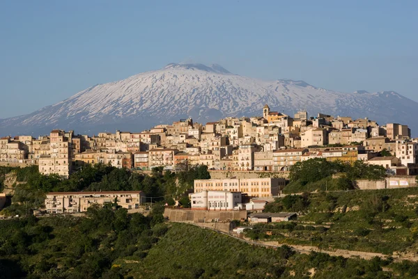 Weergave van dorp en klokkentoren op achtergrond Etna — Stockfoto