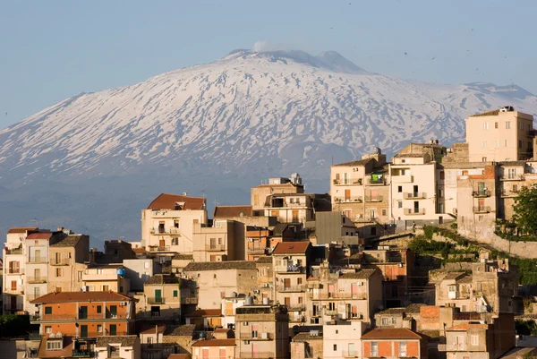 Utsikt över byn på bakgrunden Etna — Stockfoto