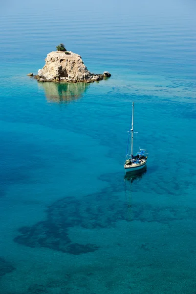 Small island solitary and sailing boat — 스톡 사진