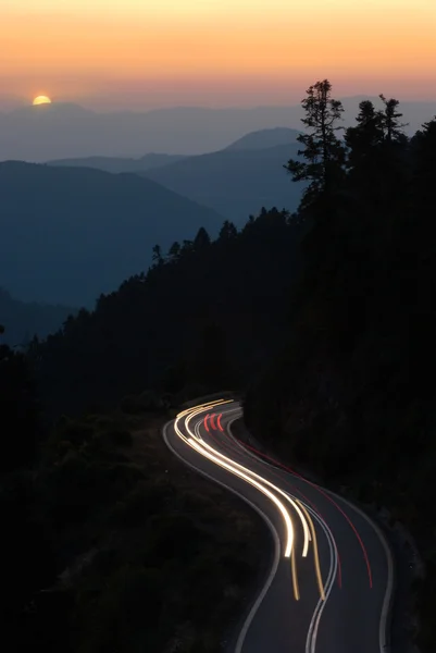 Gün batımında dağ yolu — Stok fotoğraf