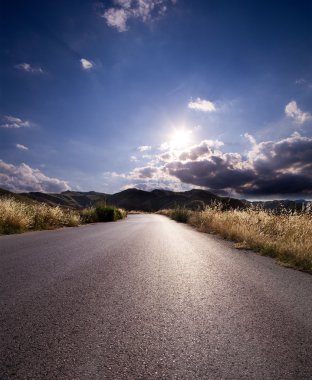 arkadan aydınlatmalı ülkede yol asfalt
