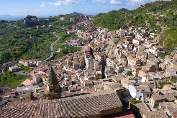 Вид с воздуха на Итальянскую деревню и деревню — стоковое фото
