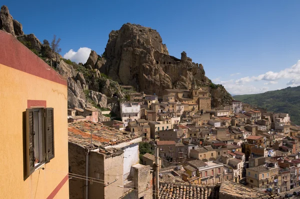 Veduta delle case rocciose di paese in Sicilia — Foto Stock