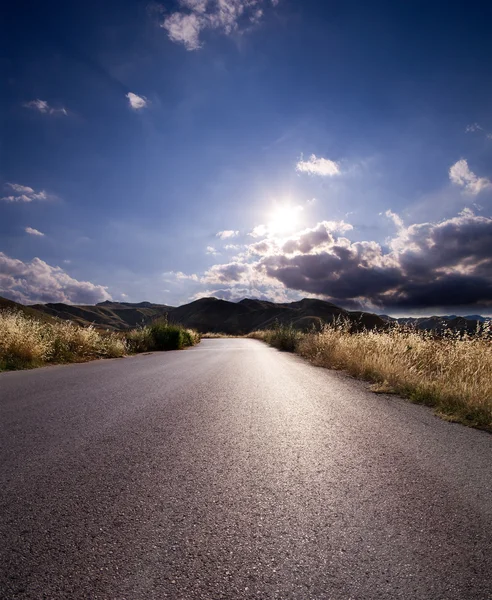 Arkadan aydınlatmalı ülkede yol asfalt — Stok fotoğraf