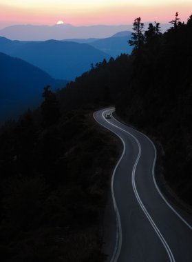 gün batımında dağ yolu