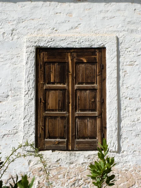 Fenêtre rustique en bois fermé — Photo