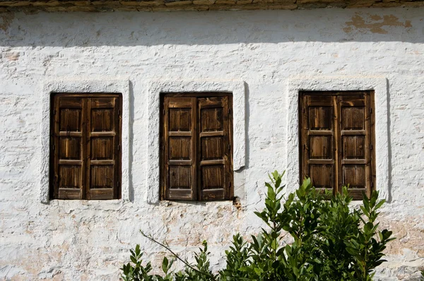 Trois fenêtres rustiques en bois fermé — Photo