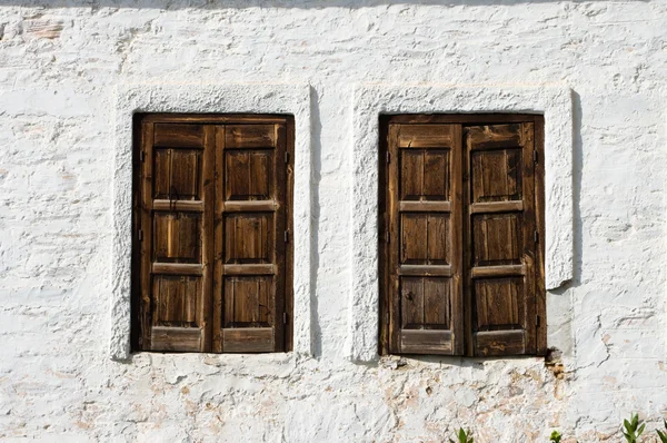 Deux fenêtres rustiques en bois fermé — Photo