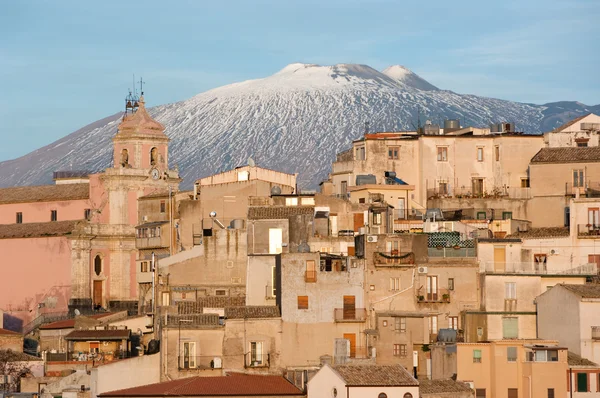 Widok na wieś i belltower na tle Etna — Zdjęcie stockowe