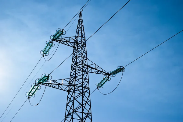 Eletricidade pilão no céu azul — Fotografia de Stock