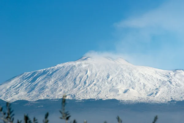 Vulkanen Etna på en bakgrund av blå himmel — Stockfoto