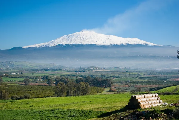 Paysage rural et volcan enneigé etna — Photo