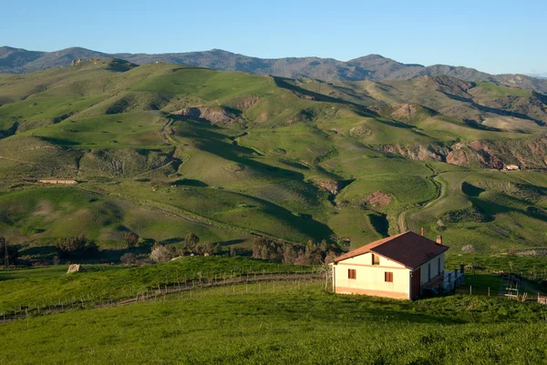 La casa en el valle verde — Foto de Stock