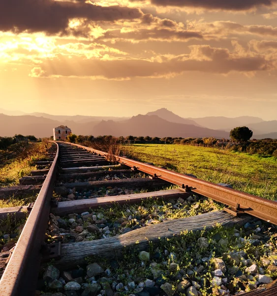 gün batımında terk edilmiş eski bir tren için peyzaj