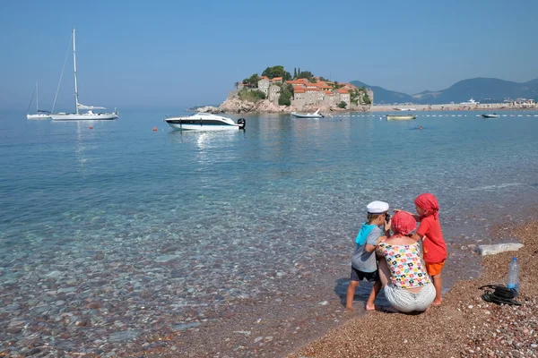 Mom And Kids Taking Photos On The Sveti Stefan Beach — Stock Photo, Image