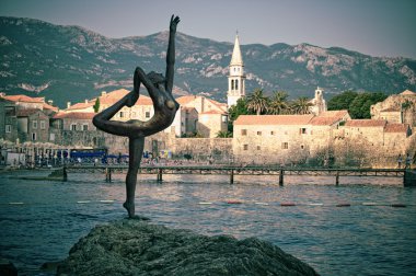 Bale dansçısı heykel Budva, Karadağ (filtre uygulanmış görüntü) 